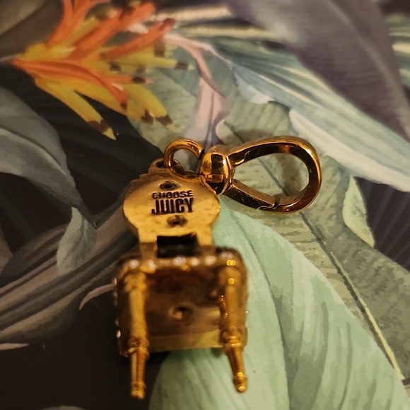 Elegant Black and Gold Chair Charm - Picture 4 of 4